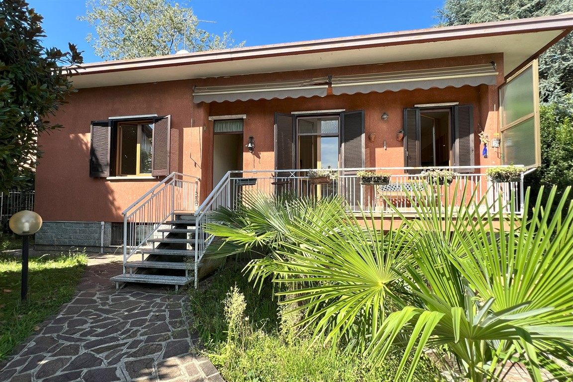 VILLETTA SINGOLA CON GIARDINO PRIVATO