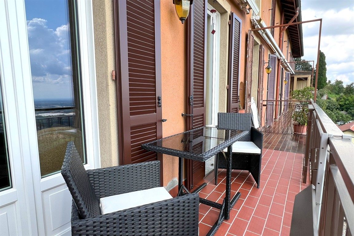 TRILOCALE PANORAMICO NEL CENTRO STORICO CON DUE POSTI AUTO E CANTINA