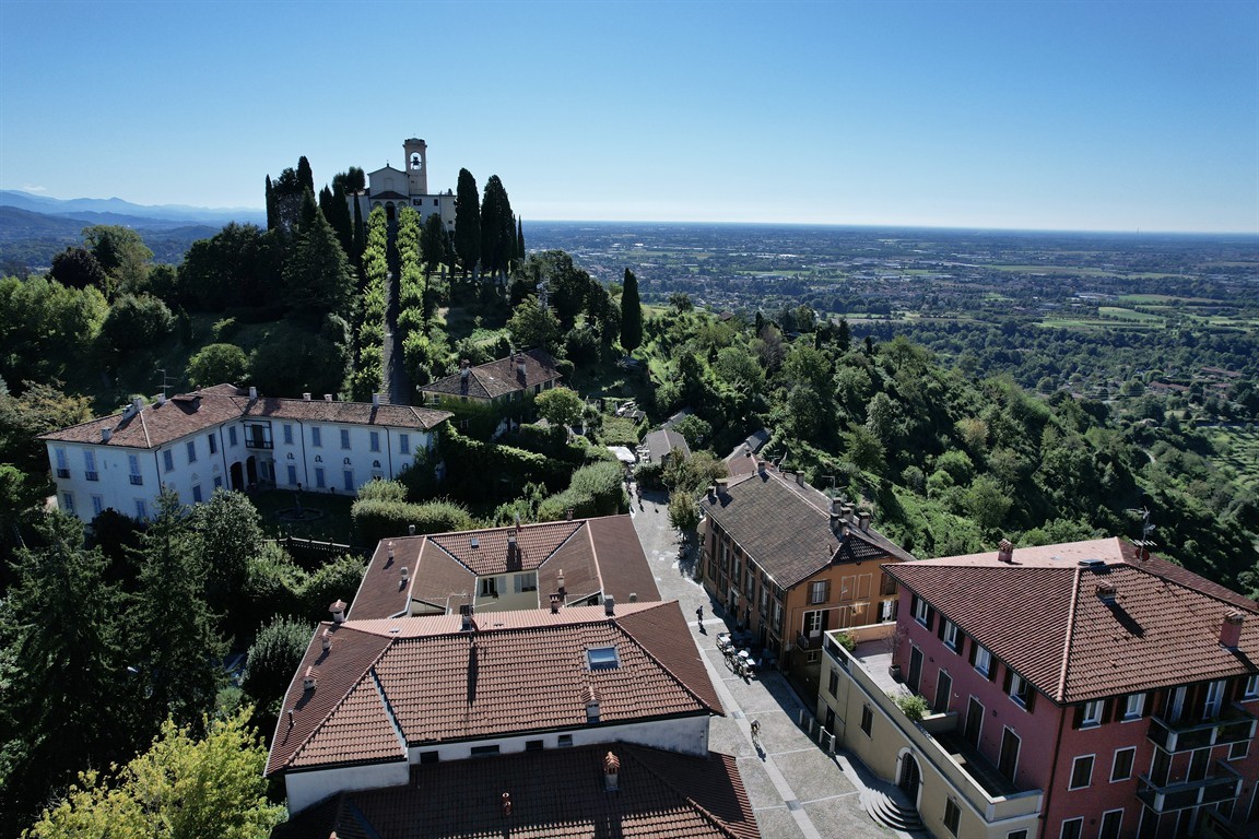 TRILOCALE PANORAMICO NEL CENTRO STORICO CON DUE POSTI AUTO