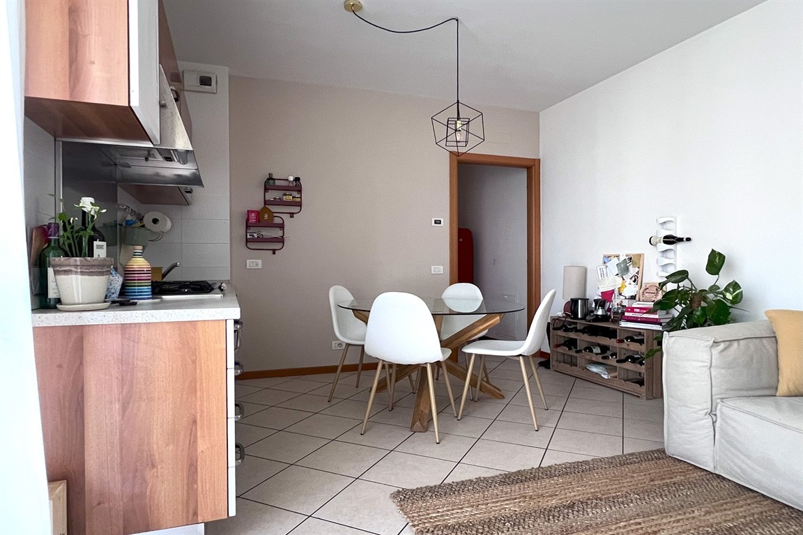 GRAZIOSO APPARTAMENTO CON BALCONE COMPLETO DI BOX